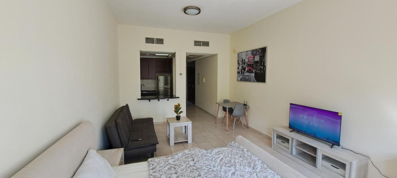 شقة Dg83 Studio Flat, Close To The Gardens Metro Station 5 Min Walkable دبي المظهر الخارجي الصورة